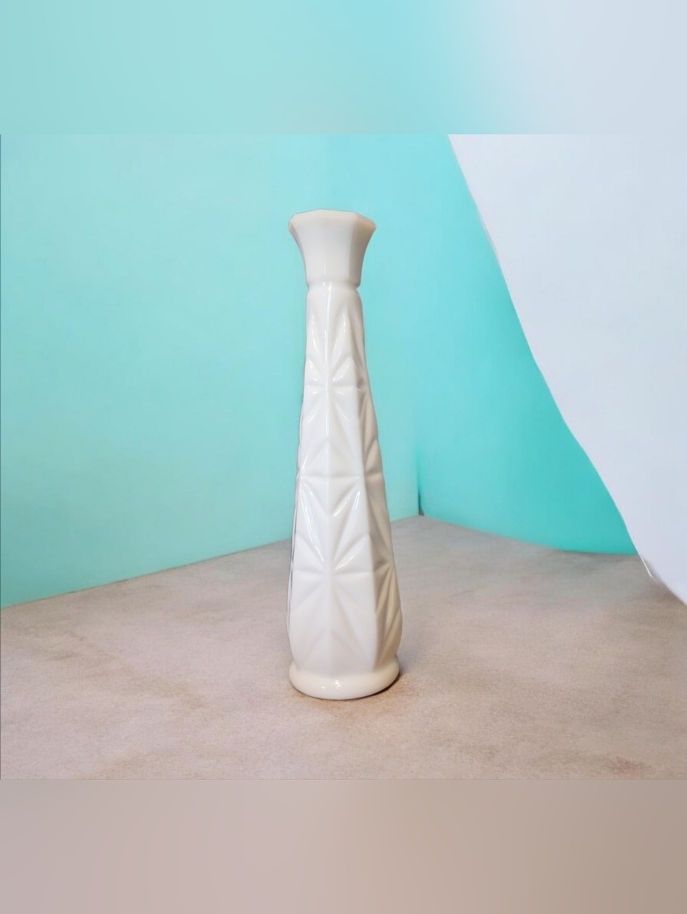 ⚕️1950s Milk Glass Bud Vase - Picture 4 of 7